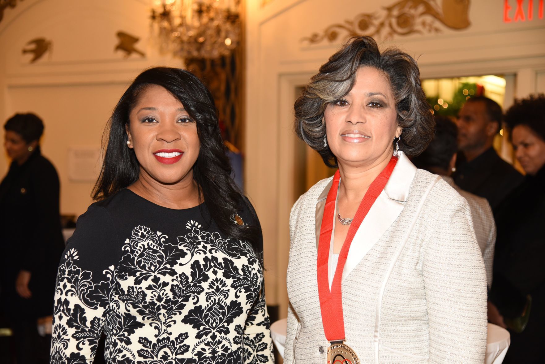 Linda Harris, Vicki Pearson